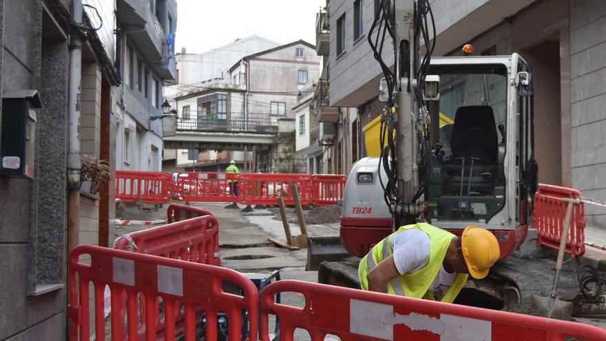 Obras de humanización de la calle Picota, en el casco viejo de Redondela.   // ANTONIO PINACHO