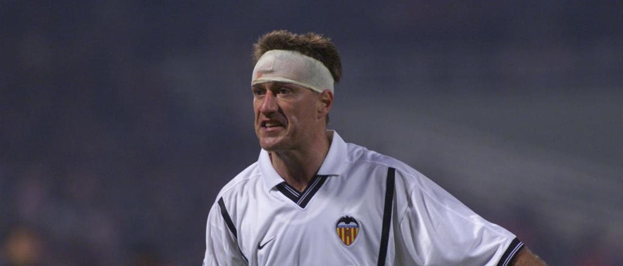 Didier Deschamps, en un partido de la Liga  de Campeones ante  el Olympiakos griego. levante-emv