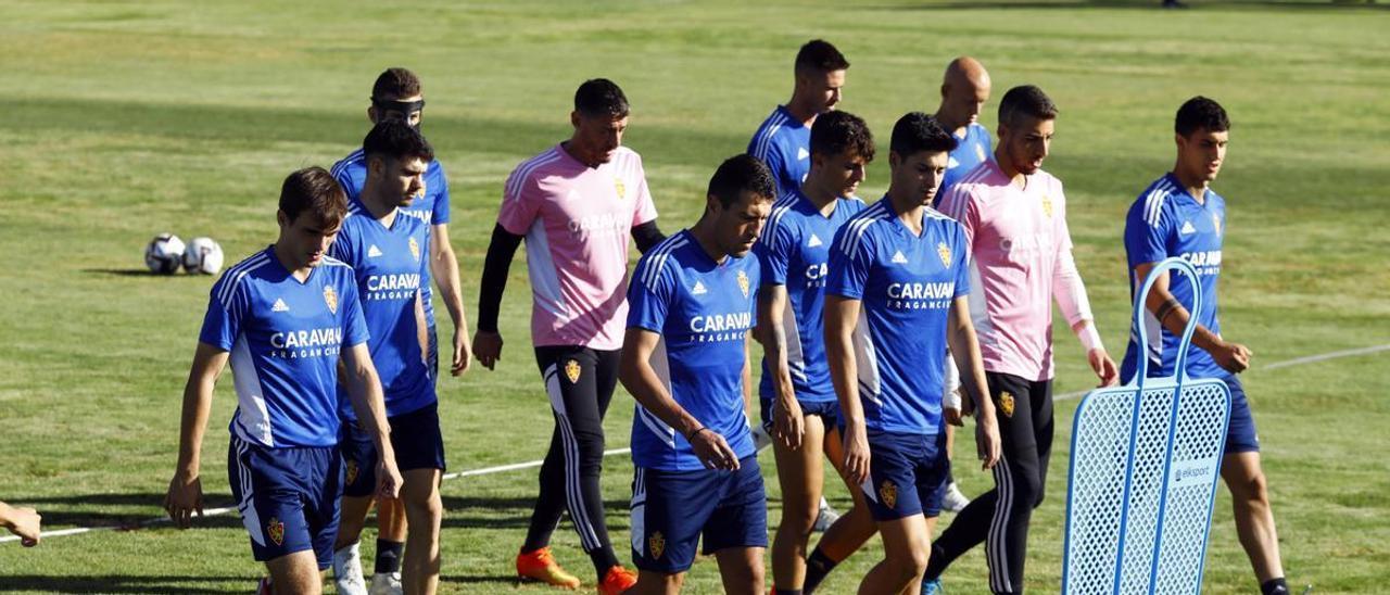 Varios jugadores zaragocistas caminan antes de una sesión de entrenamiento.