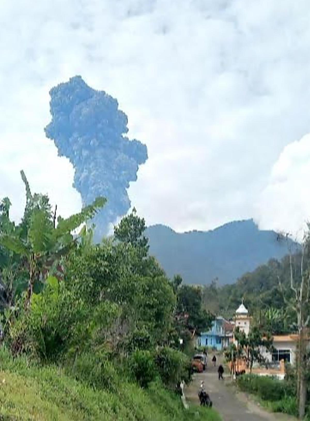 La erupción del volcán Marapi, en Indonesia, mata al menos a 11 alpinistas