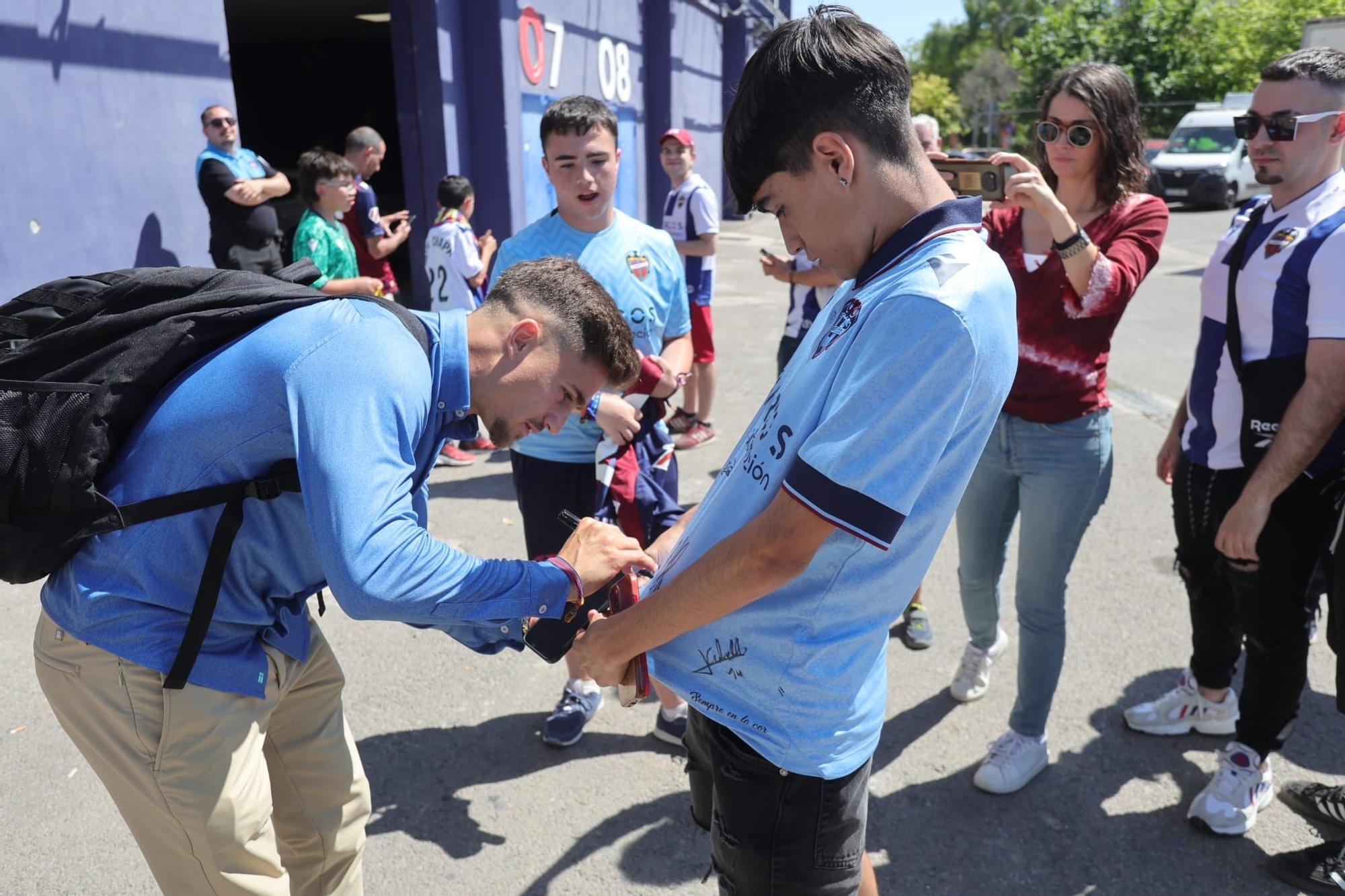 Algunos aficionados desean suerte al Levante UD antes de viajar a Buegos