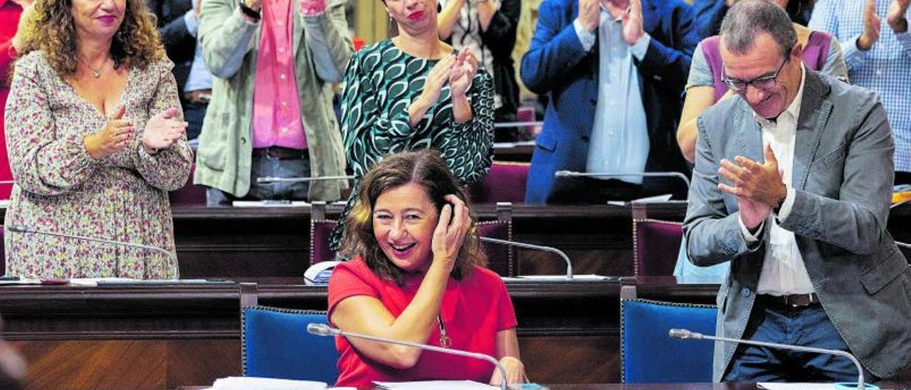 Francina Armengol, aplaudida por su partido y los socios de Més y Podemos durante el Debate de la Comunidad. | CATI CLADERA