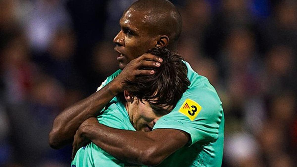 El abrazo entre Messi y Abidal