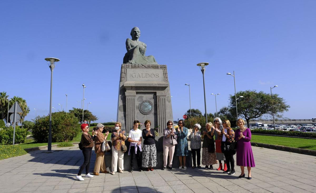 Imagen del grupo de asistentes a la ofrenda junto a la escultura del escritor grancanario. | | JOSÉ CARLOS GUERRA