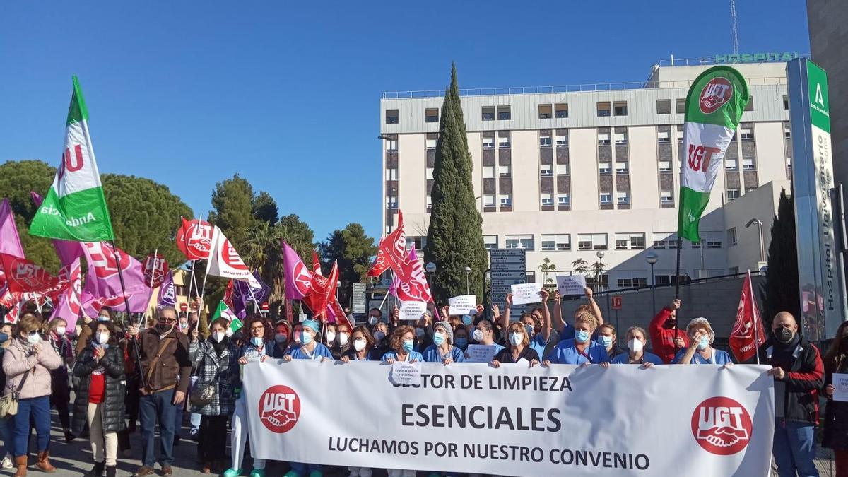 Concentración en el hospital Reina Sofía.