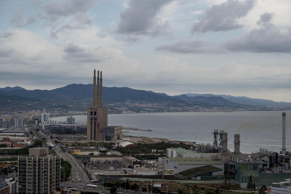 Vista aérea de las tres chimeneas, edificio emblemático de Sant Adrià del Besòs. Vista aérea de las tres chimeneas, edificio emblemático de Sant Adrià del Besòs.