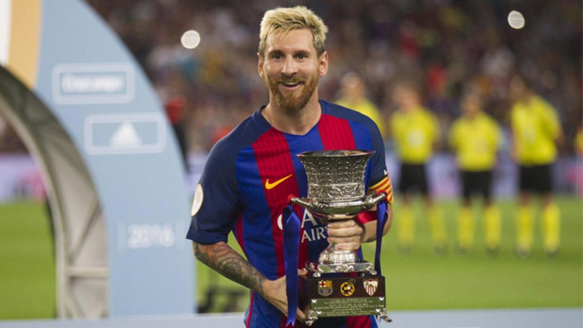 Leo Messi, con el trofeo