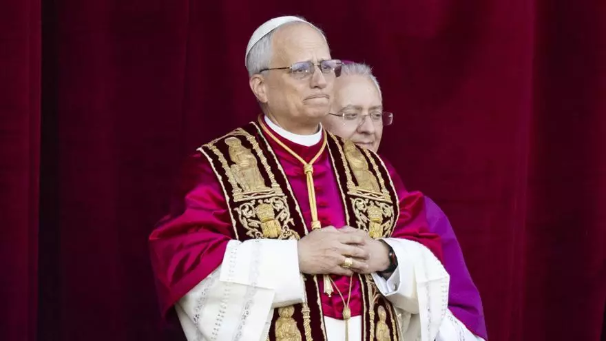 León XIV llora de emoción tras su nombramiento al recibir el afecto de miles de fieles