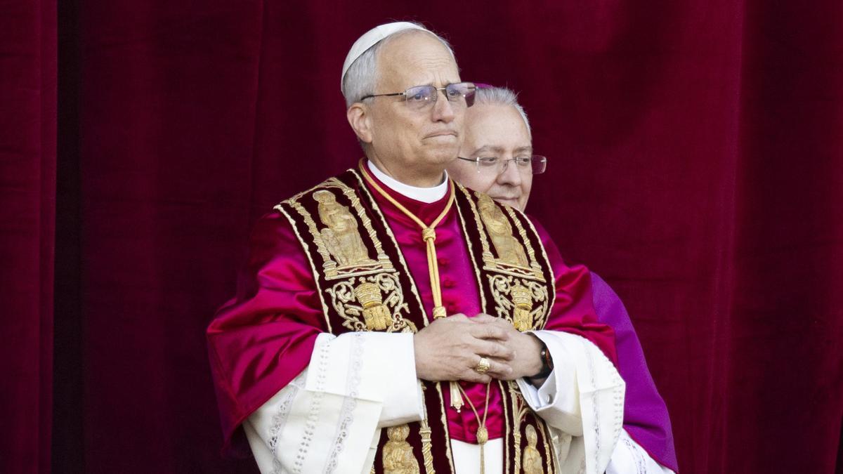 León XIV llora de emoción tras su nombramiento al recibir el afecto de miles de fieles