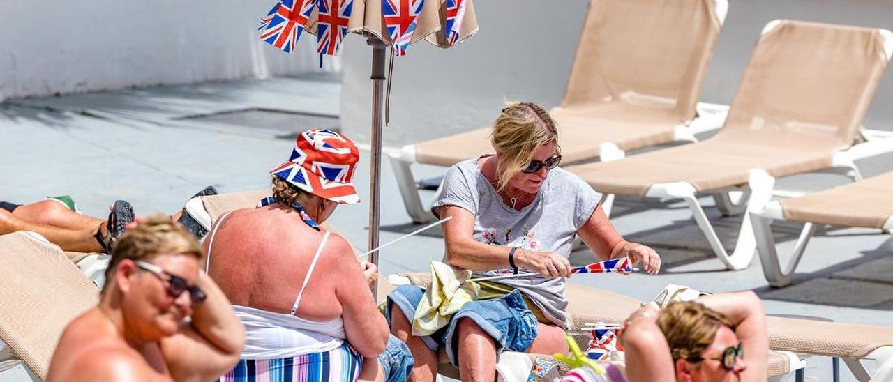 Un grupo de turistas británicas en la piscina de un hotel de Benidorm