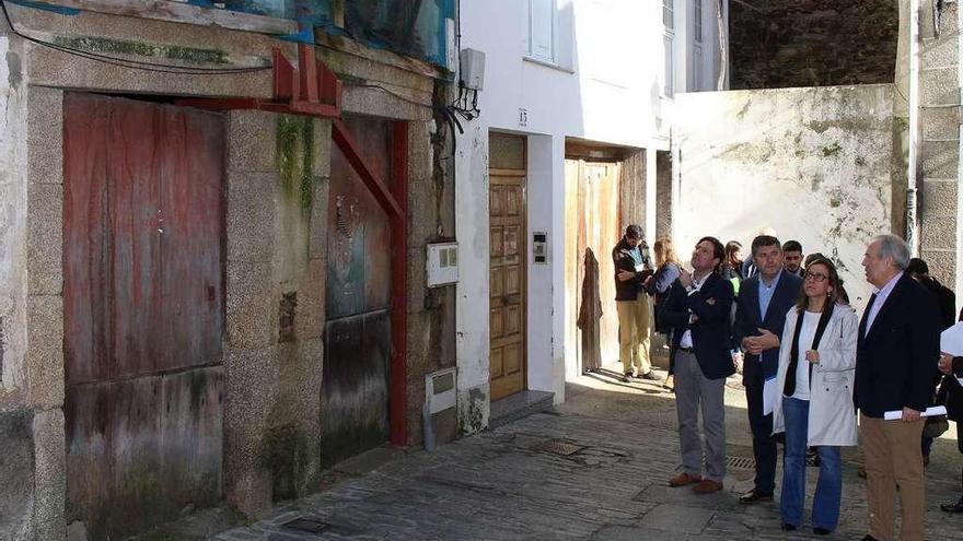 La conselleira, ayer, con el alcalde y responsables municipales y autonómicos durante su visita al casco.