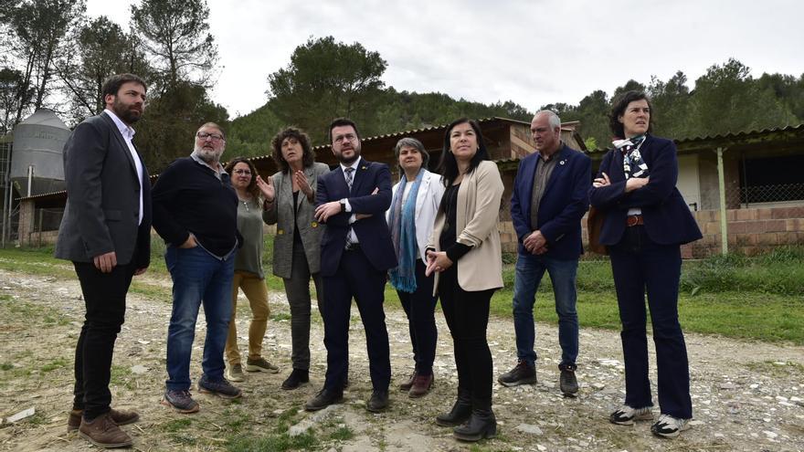 Visita de Pere Aragonès a una granja de Sant Vicenç per presentar el projecte "Amiant per Plaques"