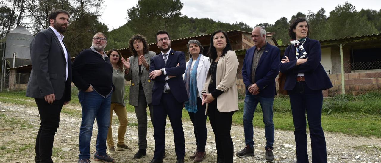 Visita de Pere Aragonès a una granja de Sant Vicenç per presentar el projecte "Amiant per Plaques"