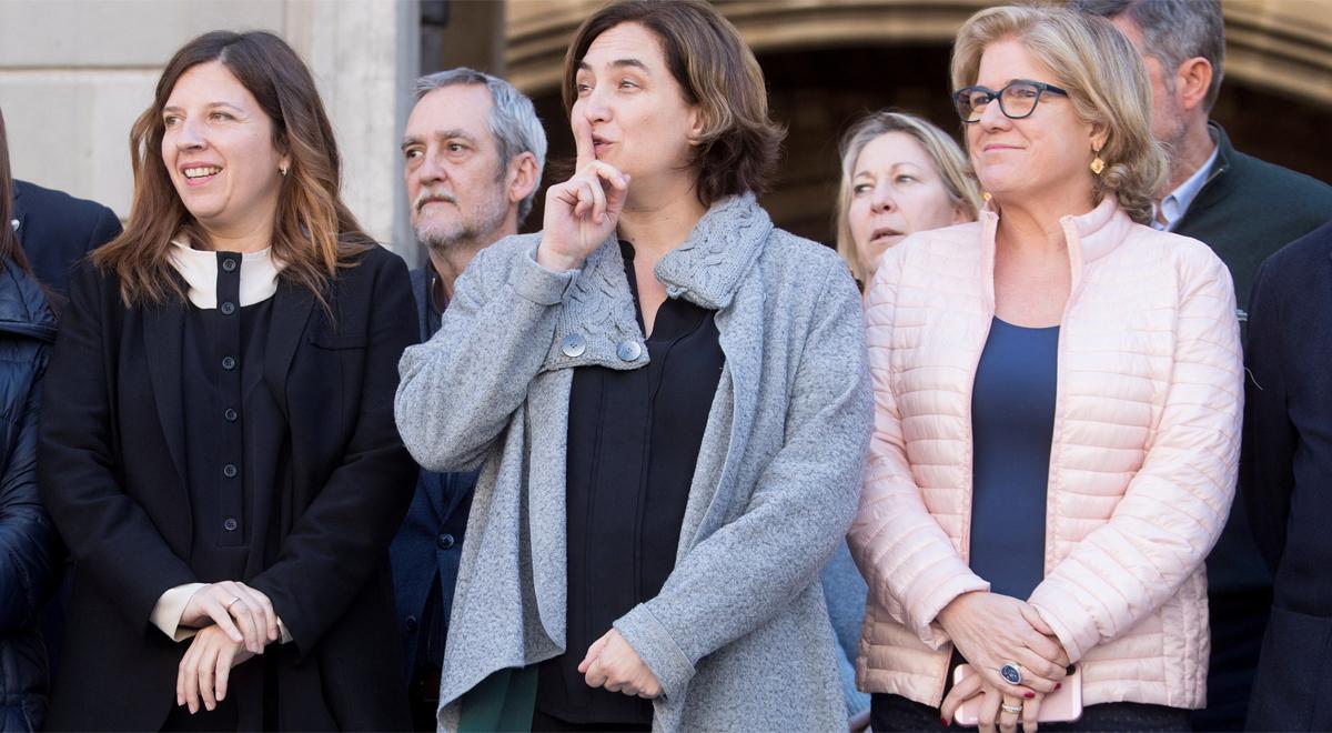 Ada Colau durante el minuto de silencio que se ha guardado en la plaza Sant Jaume para condenar y mostrar el pésame por el atentado en Nueva Zelanda.