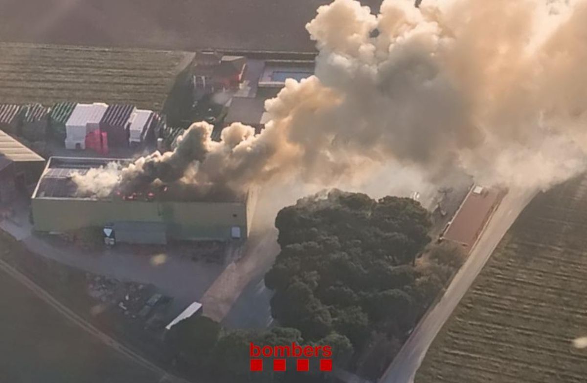 Declarat un incendi en una nau de fruites a Garrigàs (Girona)
