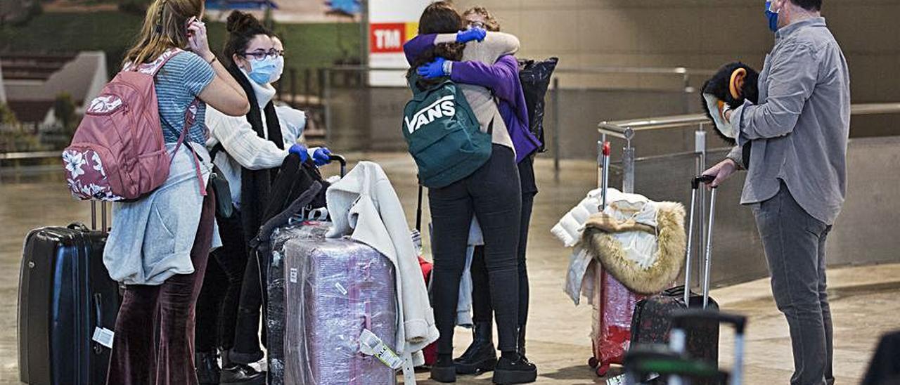 Jóvenes en el aeropuerto de Alicante tras regresar a España. | ALEX DOMÍNGUEZ