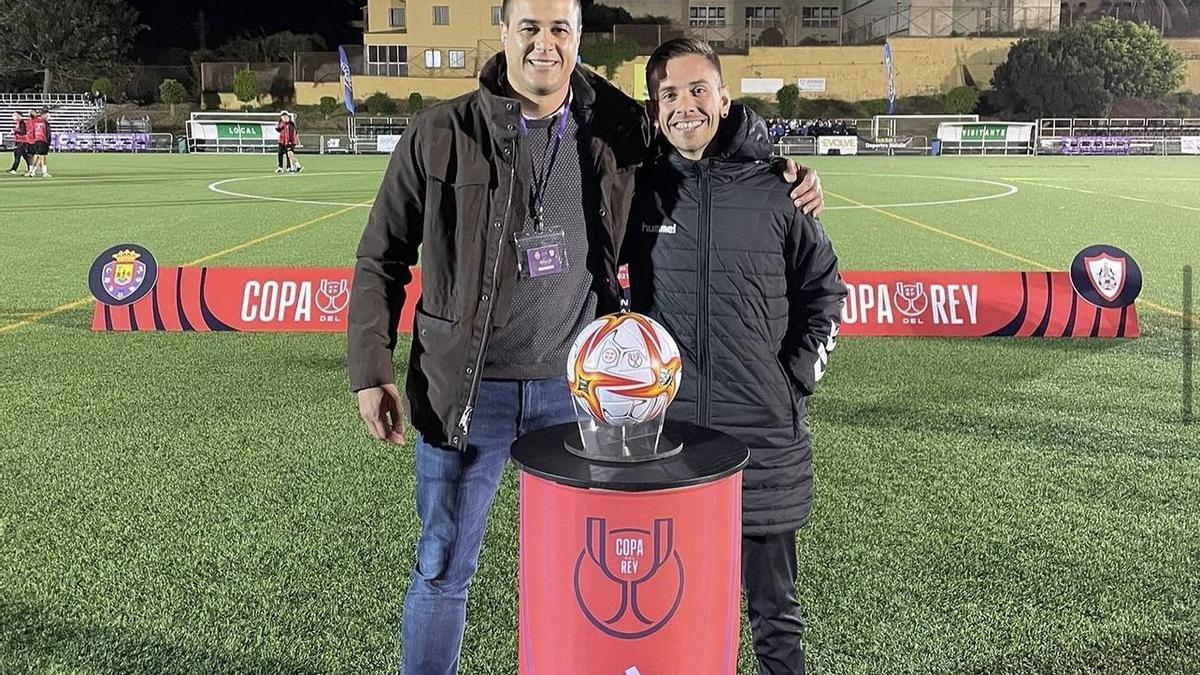 Jony Vega (derecha) junto a Juan Carlos Torres, del CD Laguna.