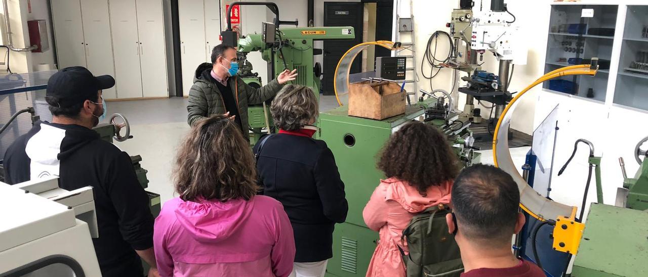 Visita a la escuela náutico-pesquera de Ribeira.