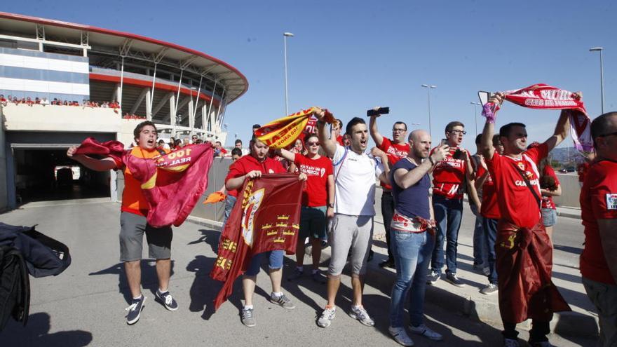 Aficionados del Real Murcia frente a la Nueva Condomina.