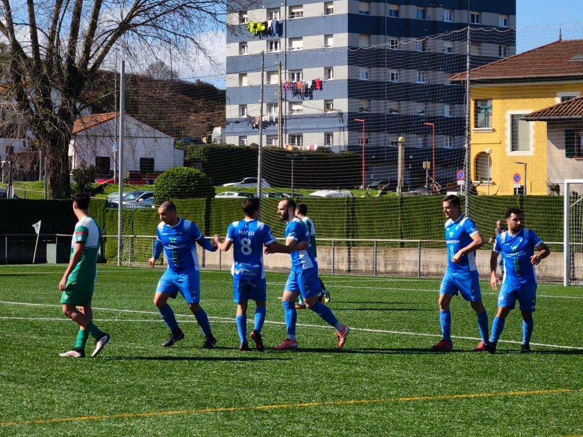 Un instante de partido de Cornellana.