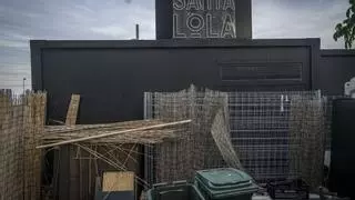 Badalona desaloja el popular bar de 'tardeos' Santa Lola ante el malestar de los propietarios