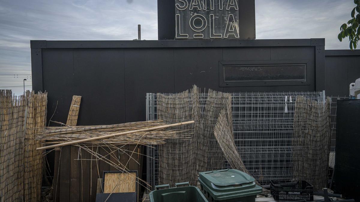 Badalona desaloja el popular bar de 'tardeos' Santa Lola ante el malestar de los propietarios
