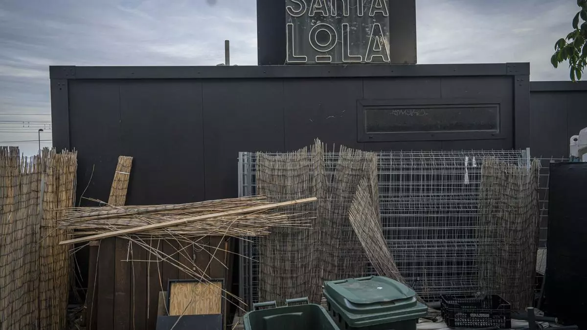 Badalona desaloja el popular bar de 'tardeos' Santa Lola ante el malestar de los propietarios