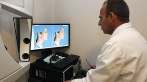 Un doctor previsualiza en 3D una operación de cirugía estética, en la Teknon de Barcelona.