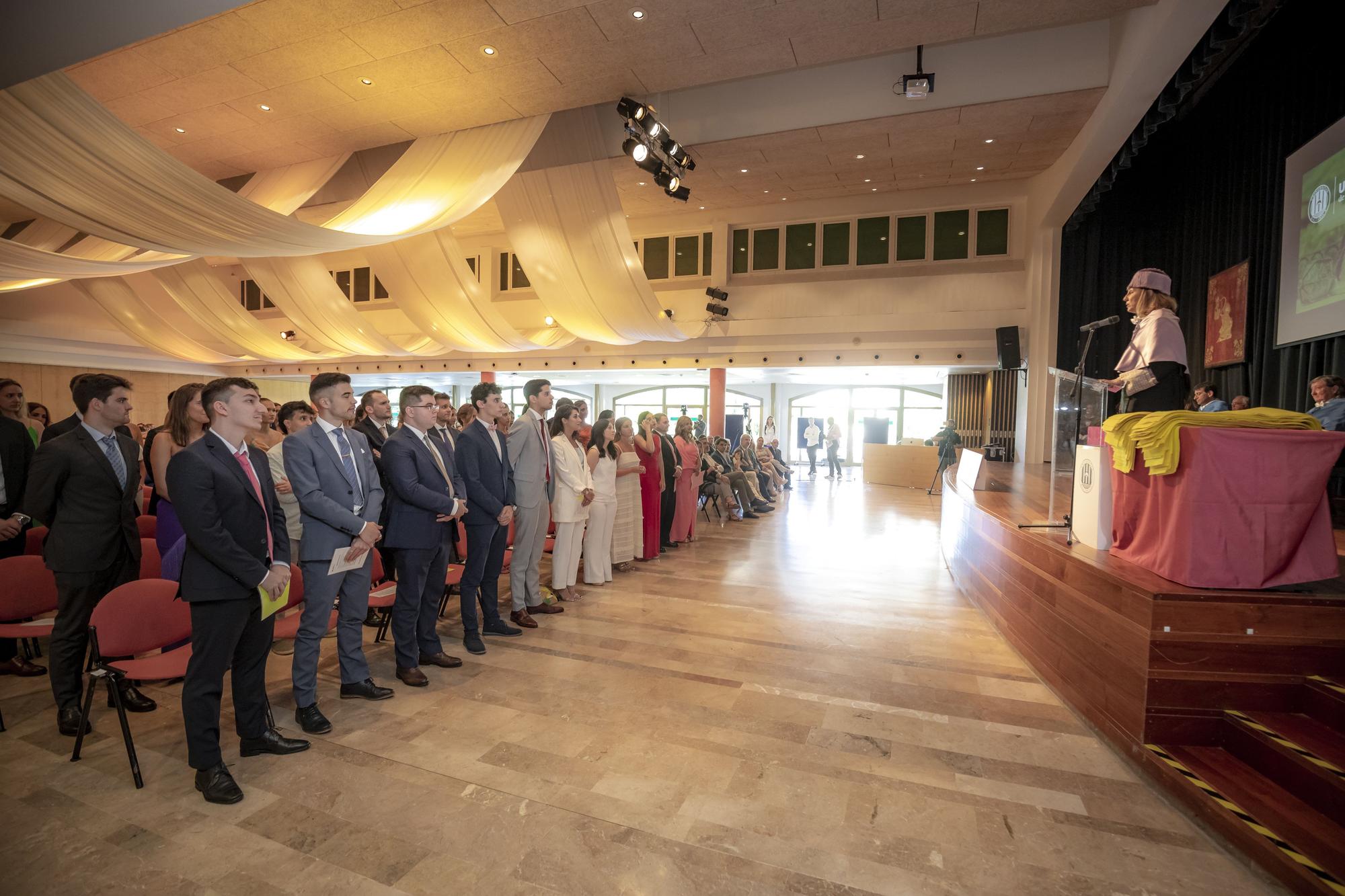 La UIB gradúa a una nueva hornada de 58 médicos en Mallorca: "Estudiar Medicina ha sido muy duro, pero gratificante"