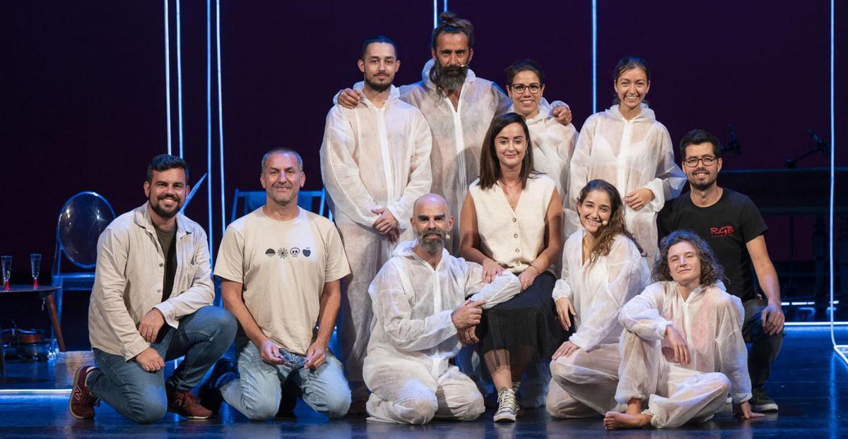 Foto de familia de los integrantes de la obra que dirige Noemí Pérez. | | NACHO GONZÁLEZ ORAMAS