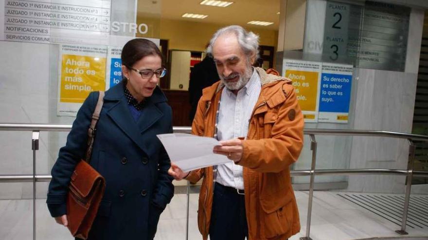 María Dolores Martín-Albo y Braulio Llamero, ayer en los juzgados.