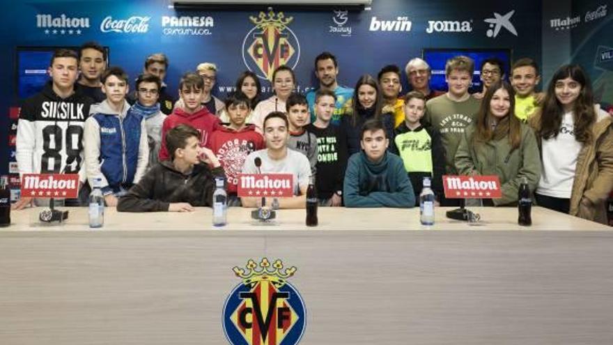 Los estudiantes posan junto a Mario Gaspar en la Ciudad Deportiva.