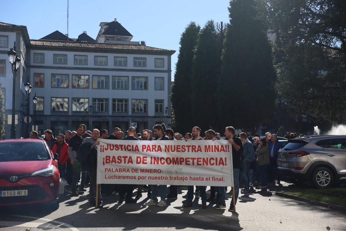 Una de las concentraciones celebradas en Oviedo por los trabajadores de la mina de Vega de Rengos el pasado mes de febrero.