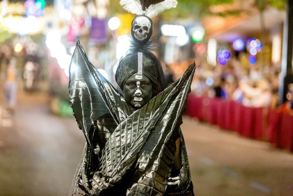 Calp se entrega a las huestes festeras en la Entrada de Moros y Cristianos