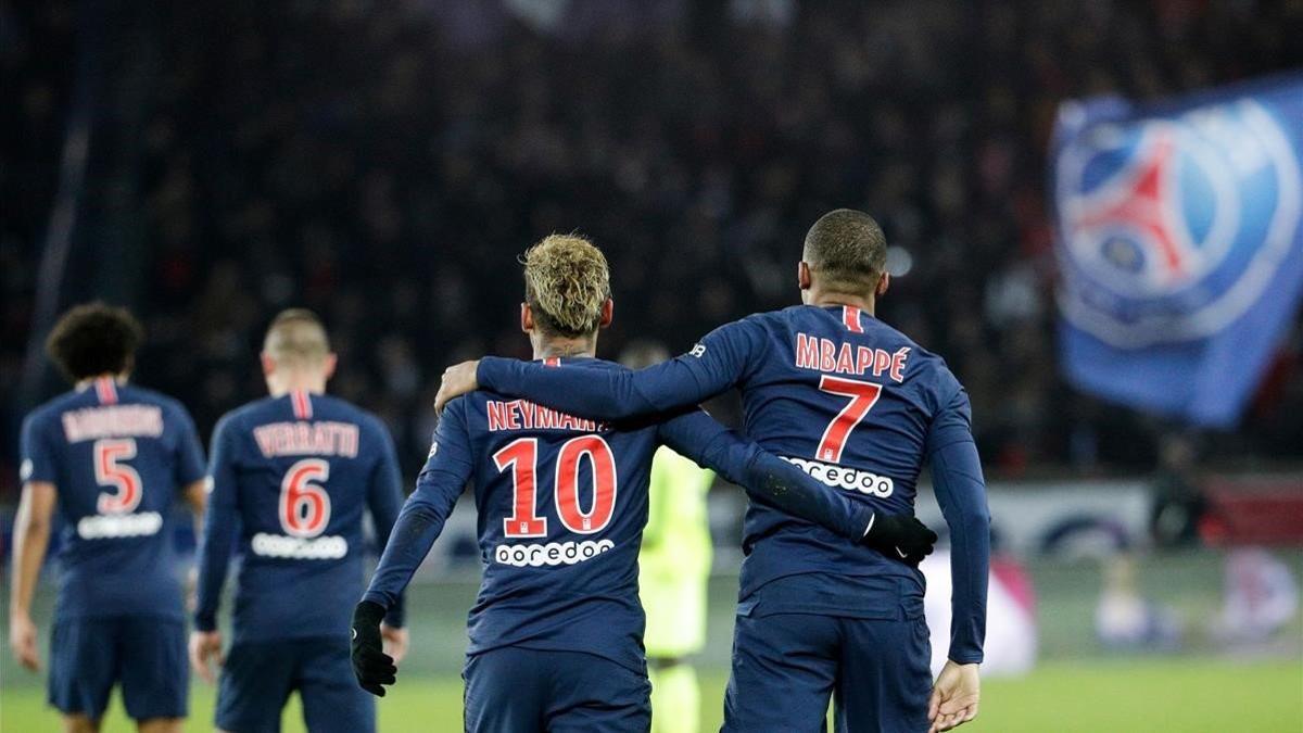 Neymar y Mbappe después del gol que marcó el exdelantero del Monaco al Lille en París.