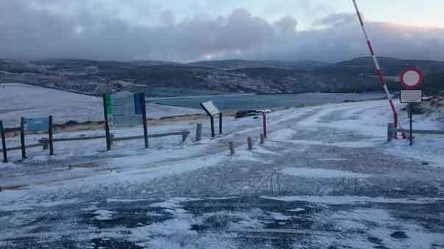 Caen los primeros copos de nieve a 1.700 metros, en el paraje de Laguna de Peces