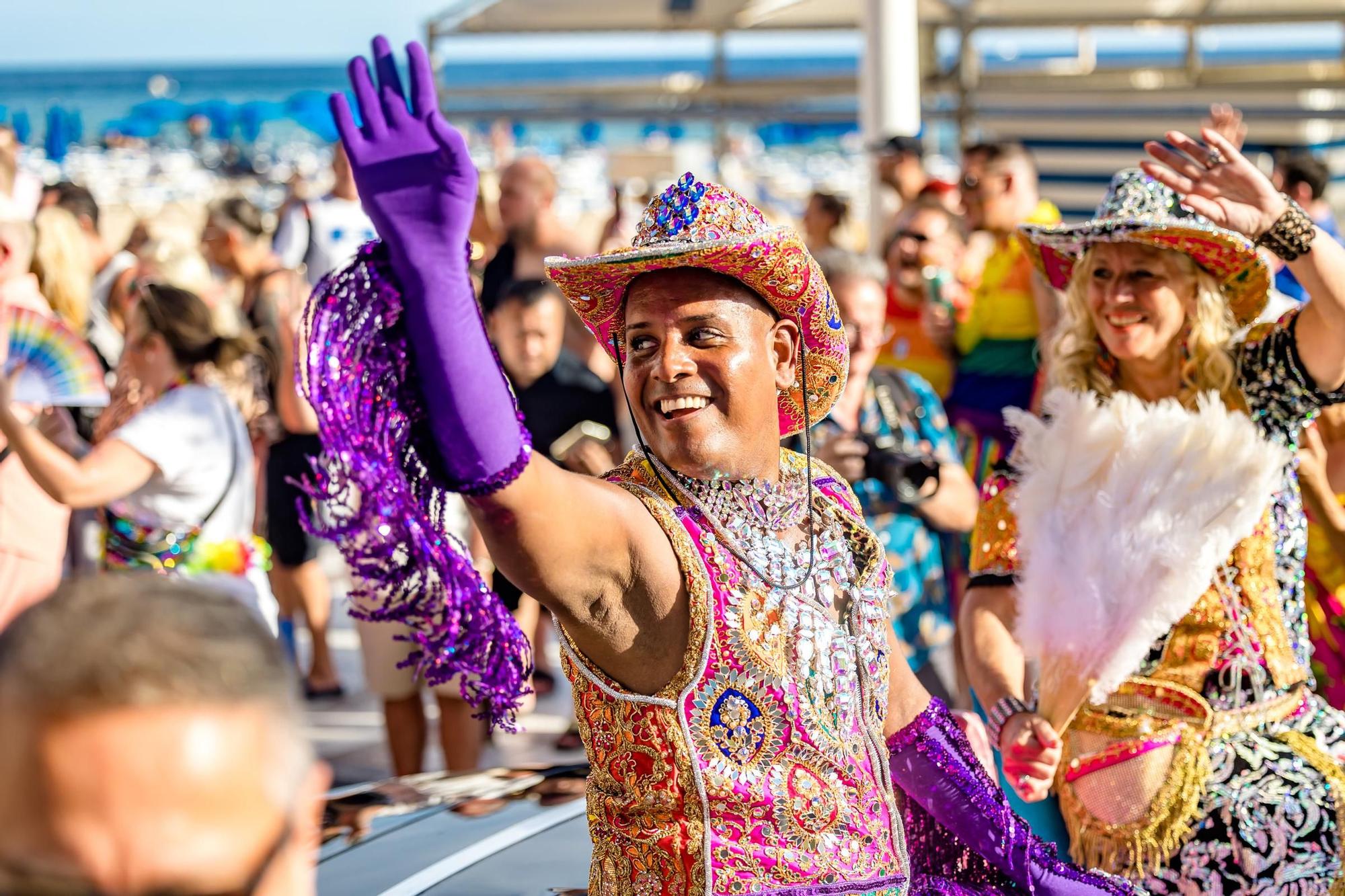 Cientos de personas festejan el Benidorm Pride con un multitudinario desfile y una fiesta en l'Aigüera