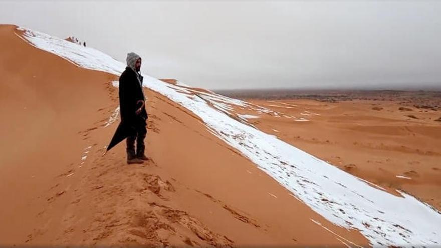 Las dunas del desierto del Sáhara se tiñen de blanco