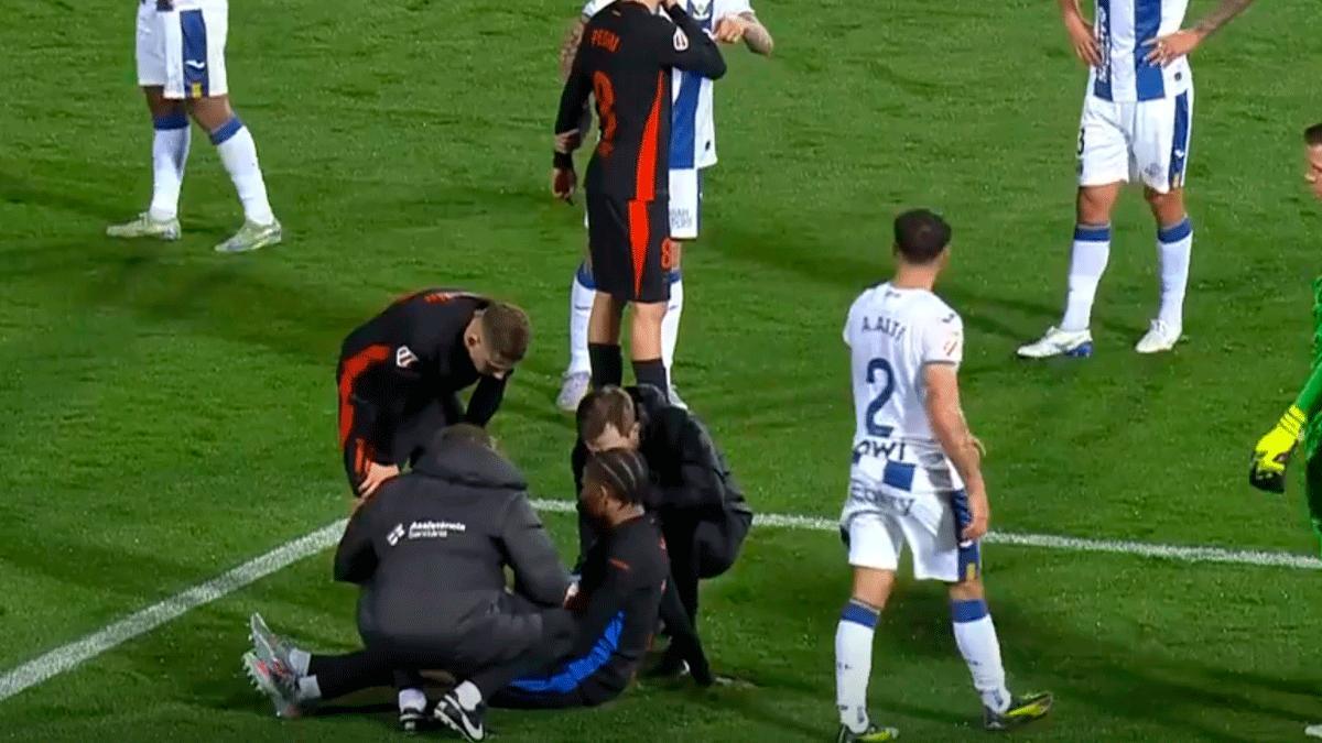 Así salió Balde por la zona mixta tras retirarse lesionado en la primera mitad