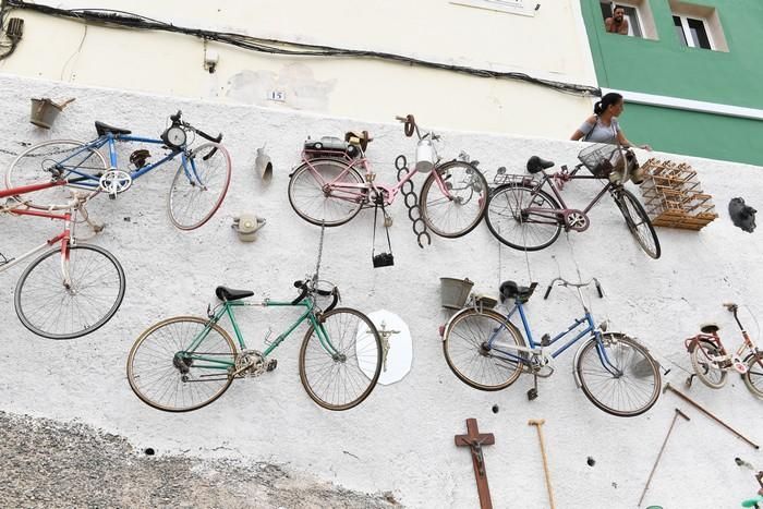 Decenas de bicicletas colgadas en San Roque