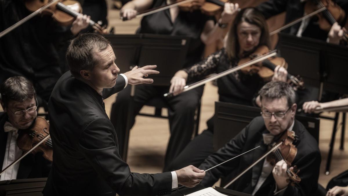 Vasili Petrenko dirigiendo a la Royal Philharmonic Orchestra en el Palau de la Música.
