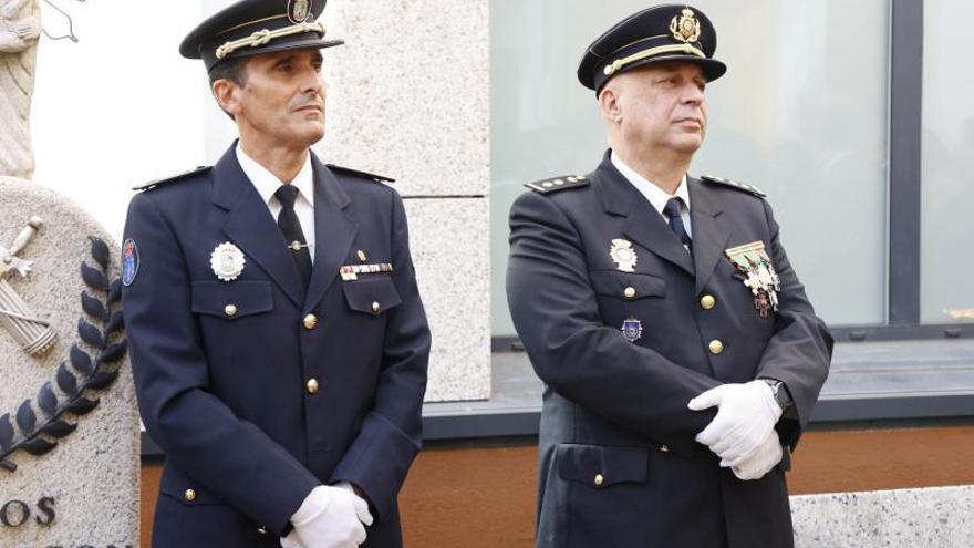 Los nuevos jefes de la Policía Local y Nacional de Vigo, Alberto Carballo y Ramiro J. Gómez, asistieron a la celebración. |   // A.V.