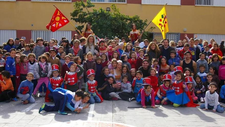 Alumnos del CEIP Revello del Toro, junto a la delegada de Educación en Málaga, Patricia Alba.