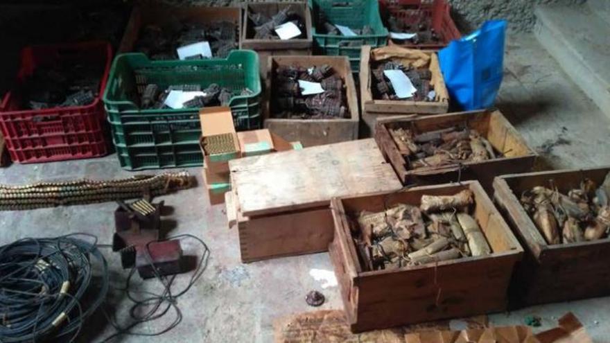 FOTO:  Material explosiu trobat a Sallent el 2017. VÍDEO: Tasques dels Mossos per localitzar artefactes explosius