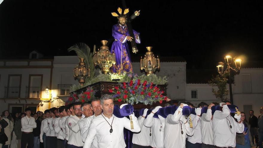 Recogimiento absoluto durante la estación de penitencia del Nazareno de Monesterio