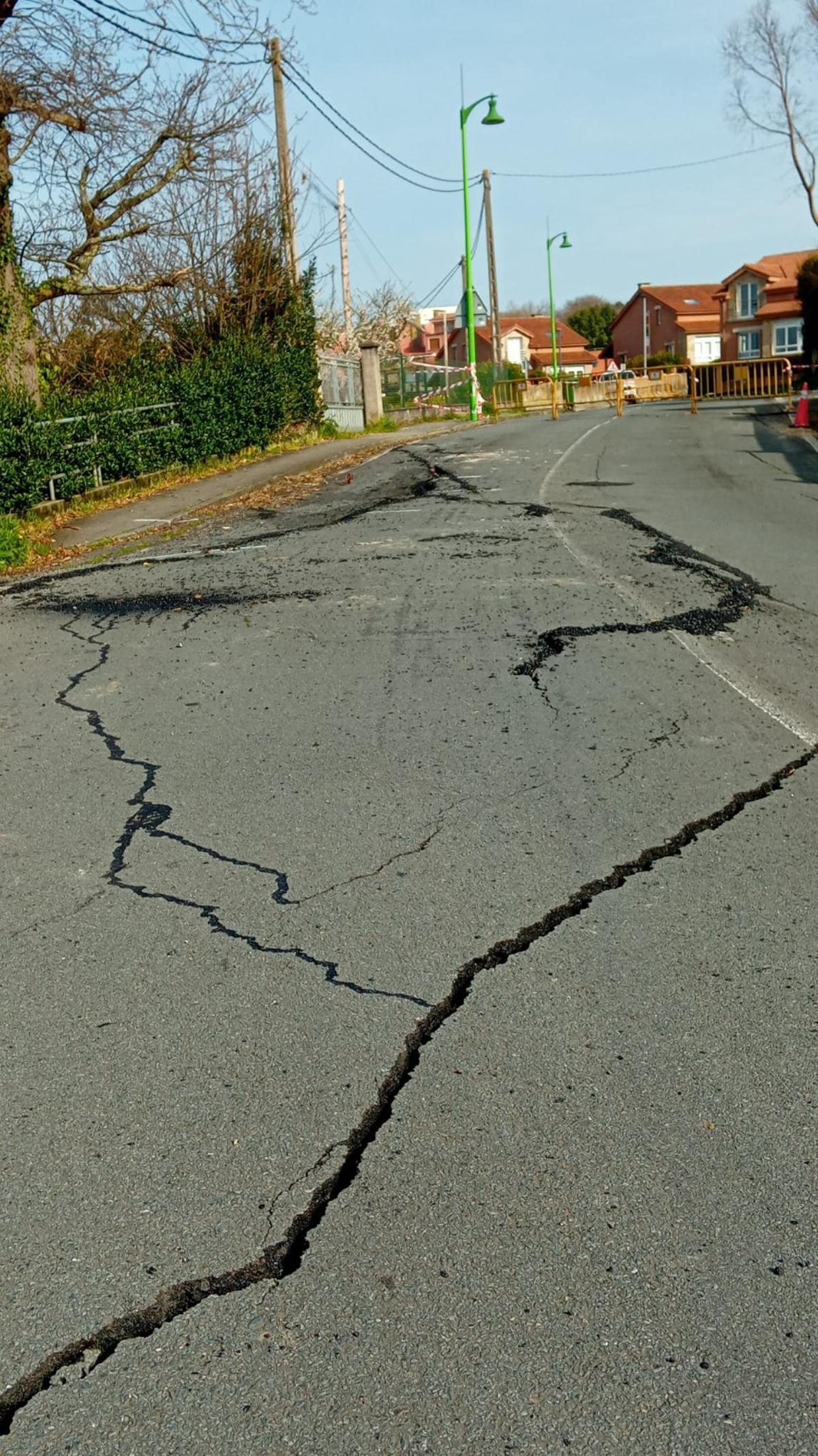 Tramo de la carretera de Miño que sufrió el hundimiento el pasado marzo.