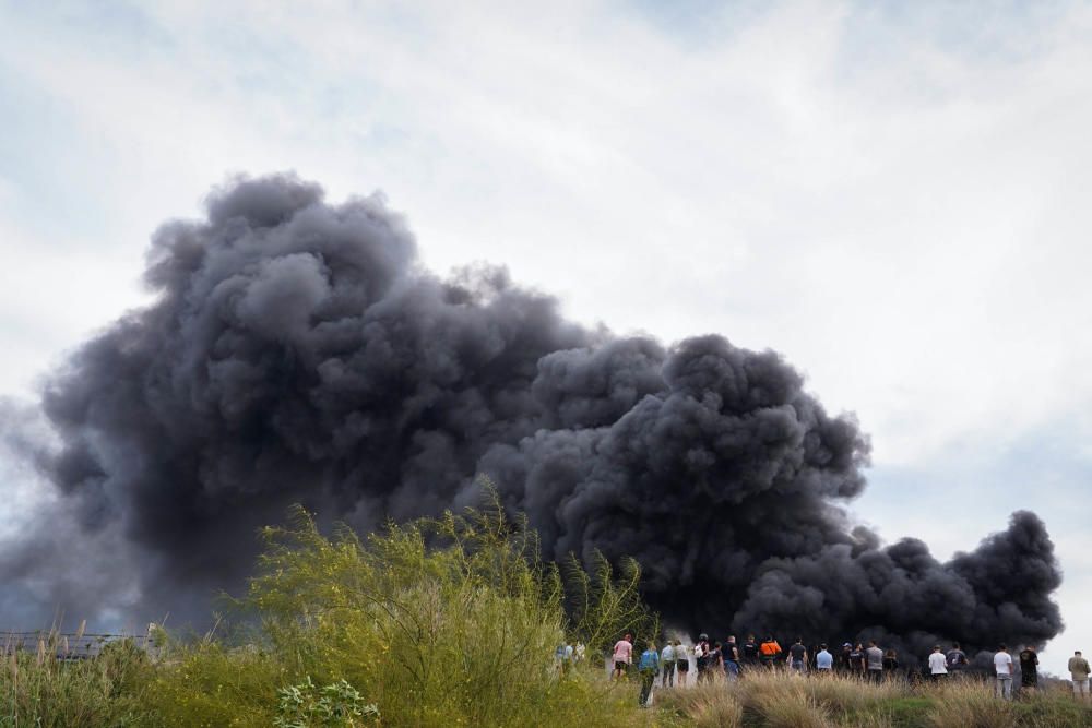 El fuego afecta a vehículos y neumáticos y ha provocado una densa columna de humo negro visible desde muchos puntos de Málaga.