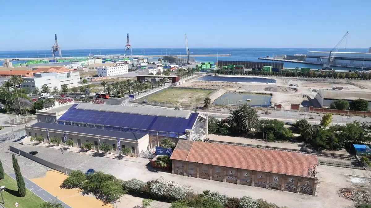 Repsol retoma el proyecto de gasolinera en los terrenos de los antiguos depósitos del puerto de Alicante, detrás de Casa Mediterráneo