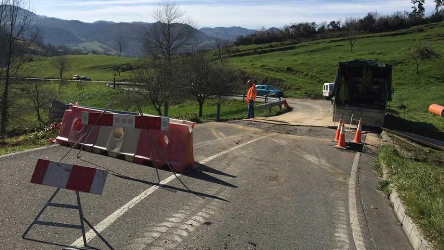 Trabajos para reparar el hundimiento en la carretera de Labra, ayer.