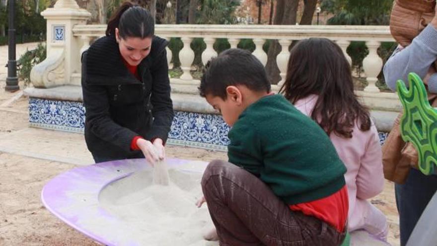 Usó y varios niños se divierten en el parque.